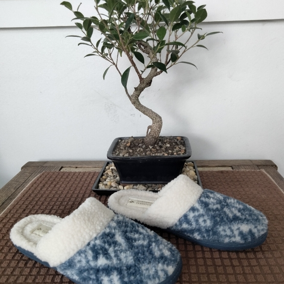 Women's "Northwest Territory" Hard-Soled Slippers. Size 6. Excellent Condition. - Picture 5 of 8